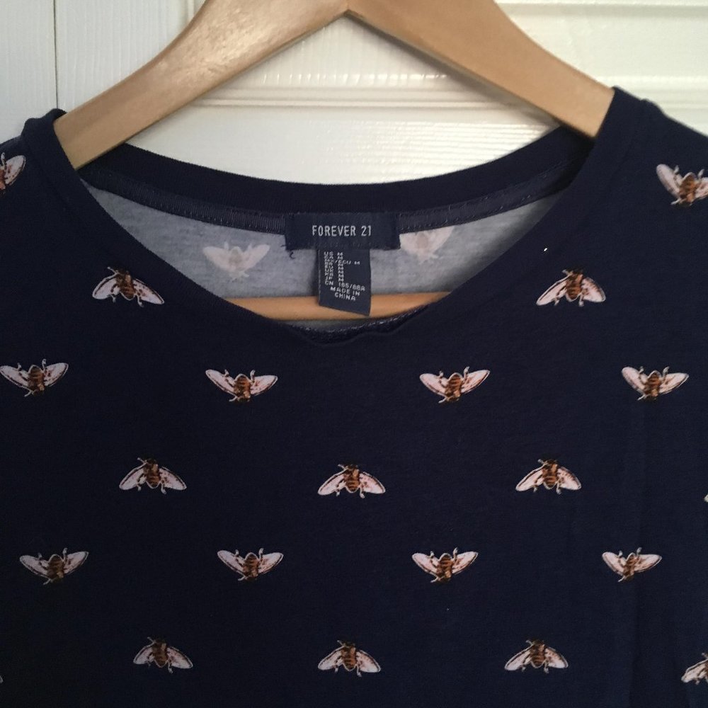 Navy Bee Shirt🌼 - Picture 1 of 2